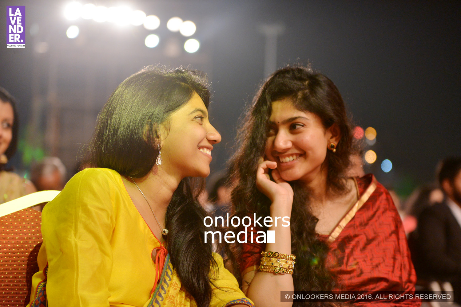 https://onlookersmedia.in/wp-content/uploads/2016/02/Sai-Pallavi-with-sister-Anu-Pallavi-at-Asianet-Film-Award-2016-3.jpg
