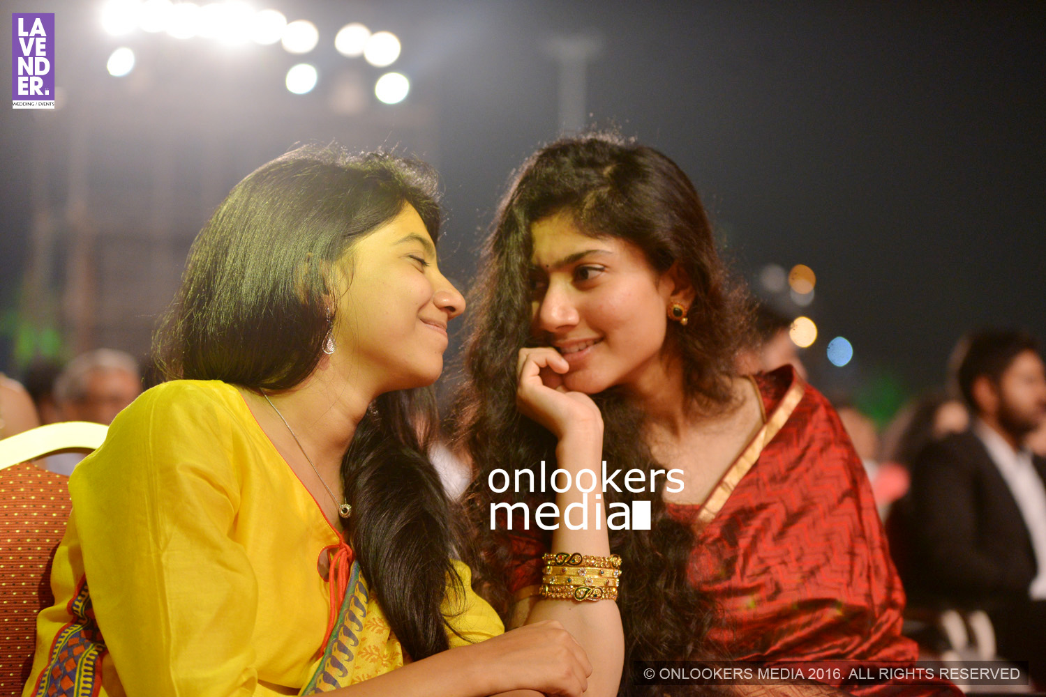 https://onlookersmedia.in/wp-content/uploads/2016/02/Sai-Pallavi-with-sister-Anu-Pallavi-at-Asianet-Film-Award-2016-4.jpg