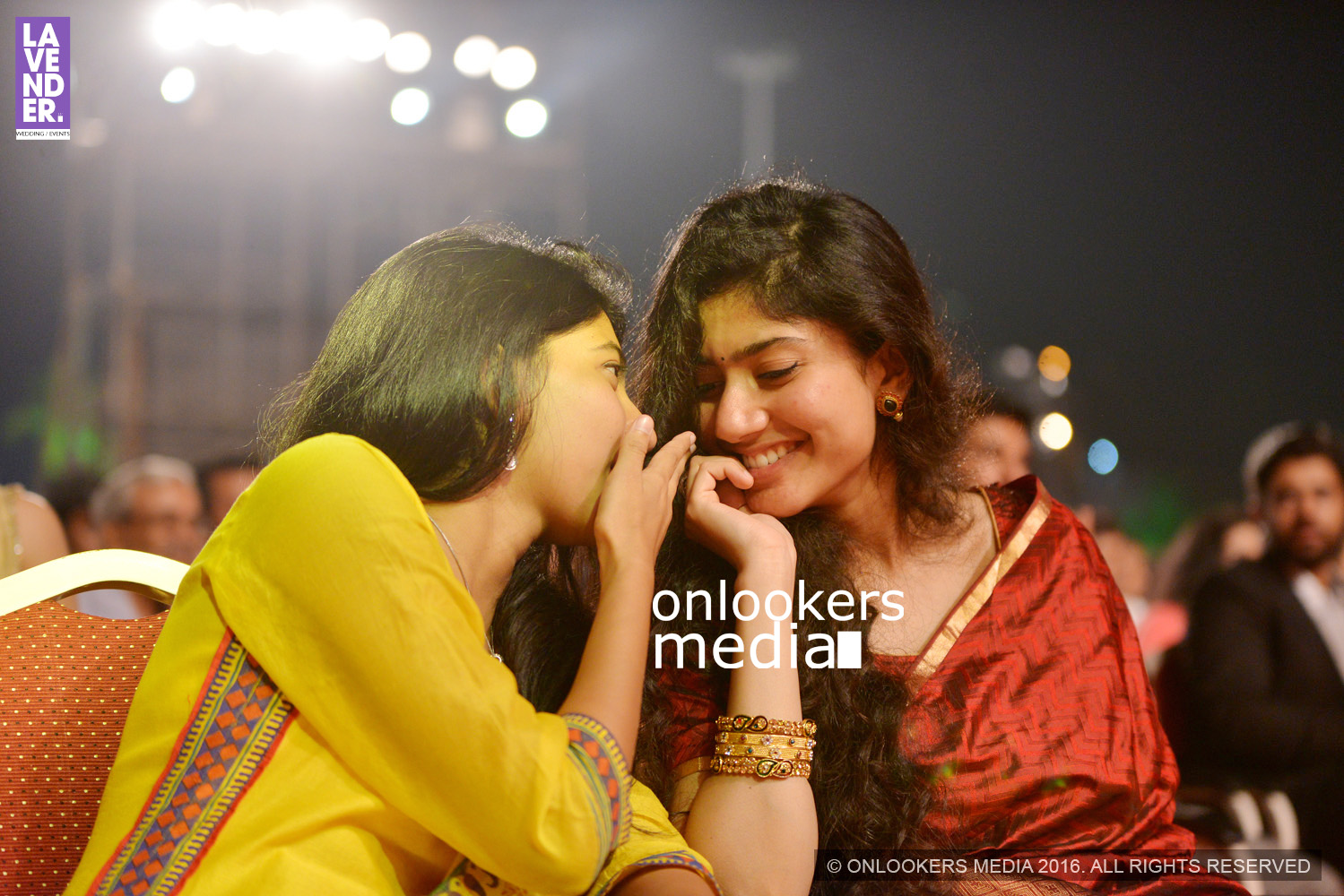 https://onlookersmedia.in/wp-content/uploads/2016/02/Sai-Pallavi-with-sister-Anu-Pallavi-at-Asianet-Film-Award-2016-51.jpg