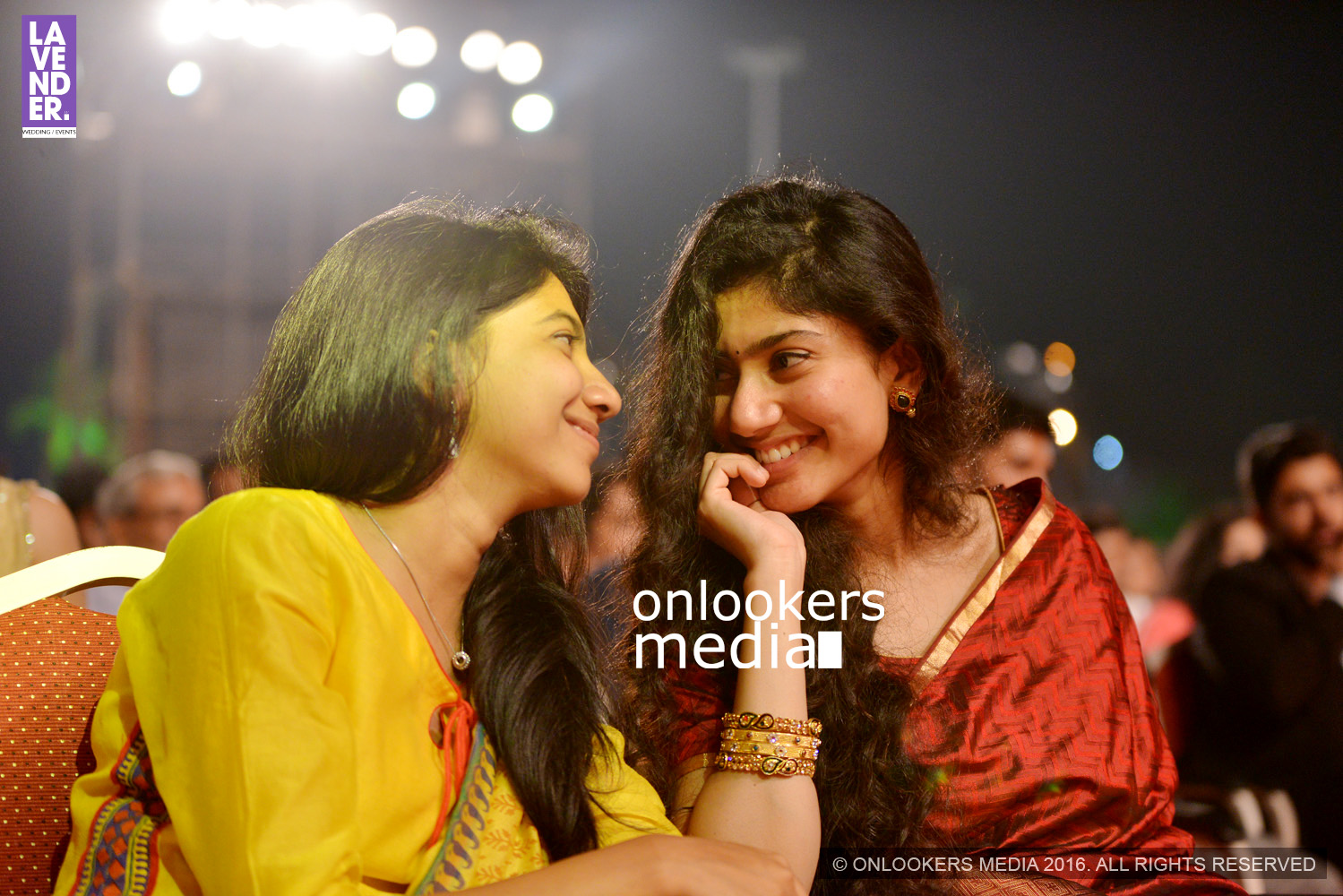 https://onlookersmedia.in/wp-content/uploads/2016/02/Sai-Pallavi-with-sister-Anu-Pallavi-at-Asianet-Film-Award-2016-6.jpg