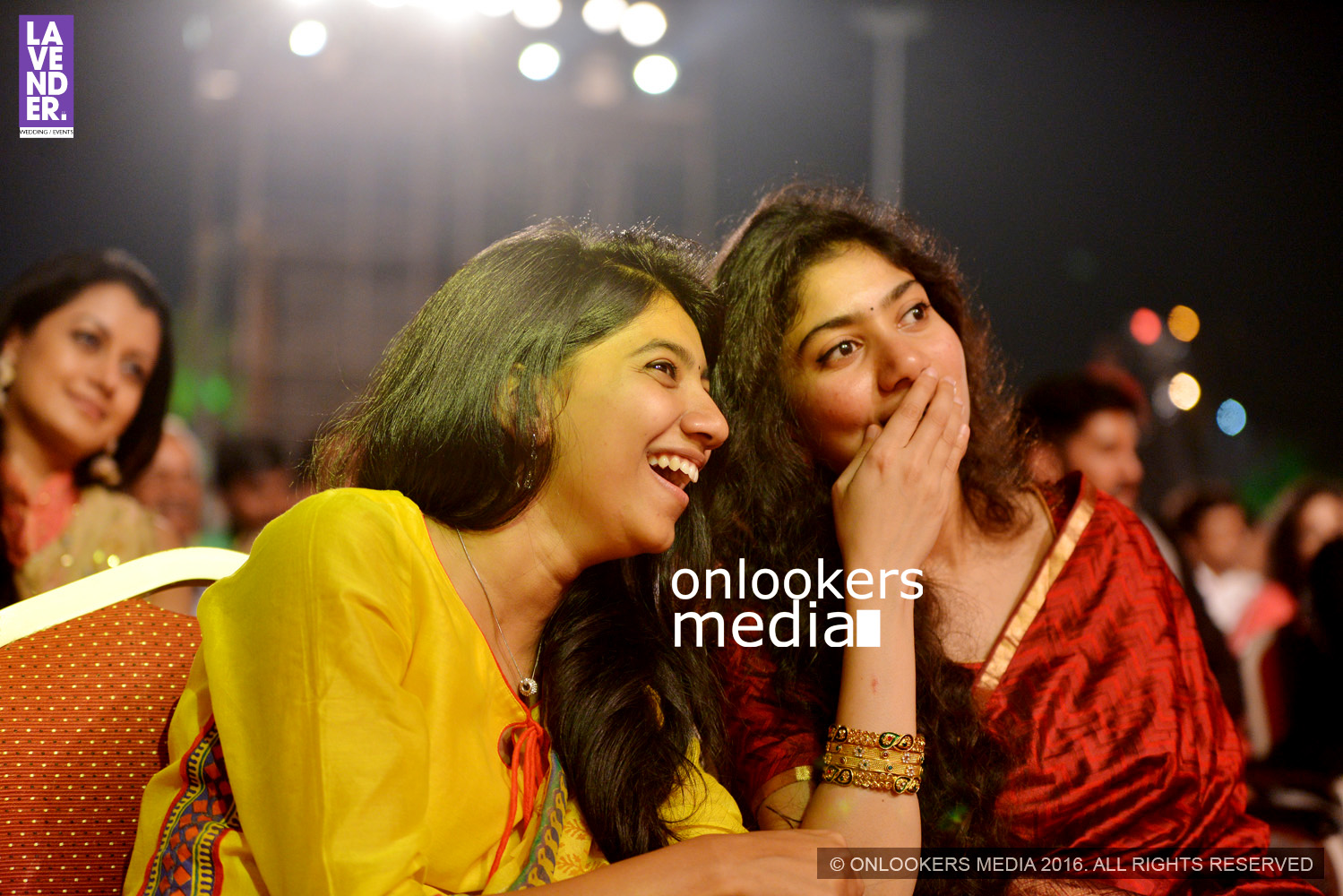 https://onlookersmedia.in/wp-content/uploads/2016/02/Sai-Pallavi-with-sister-Anu-Pallavi-at-Asianet-Film-Award-2016-7.jpg