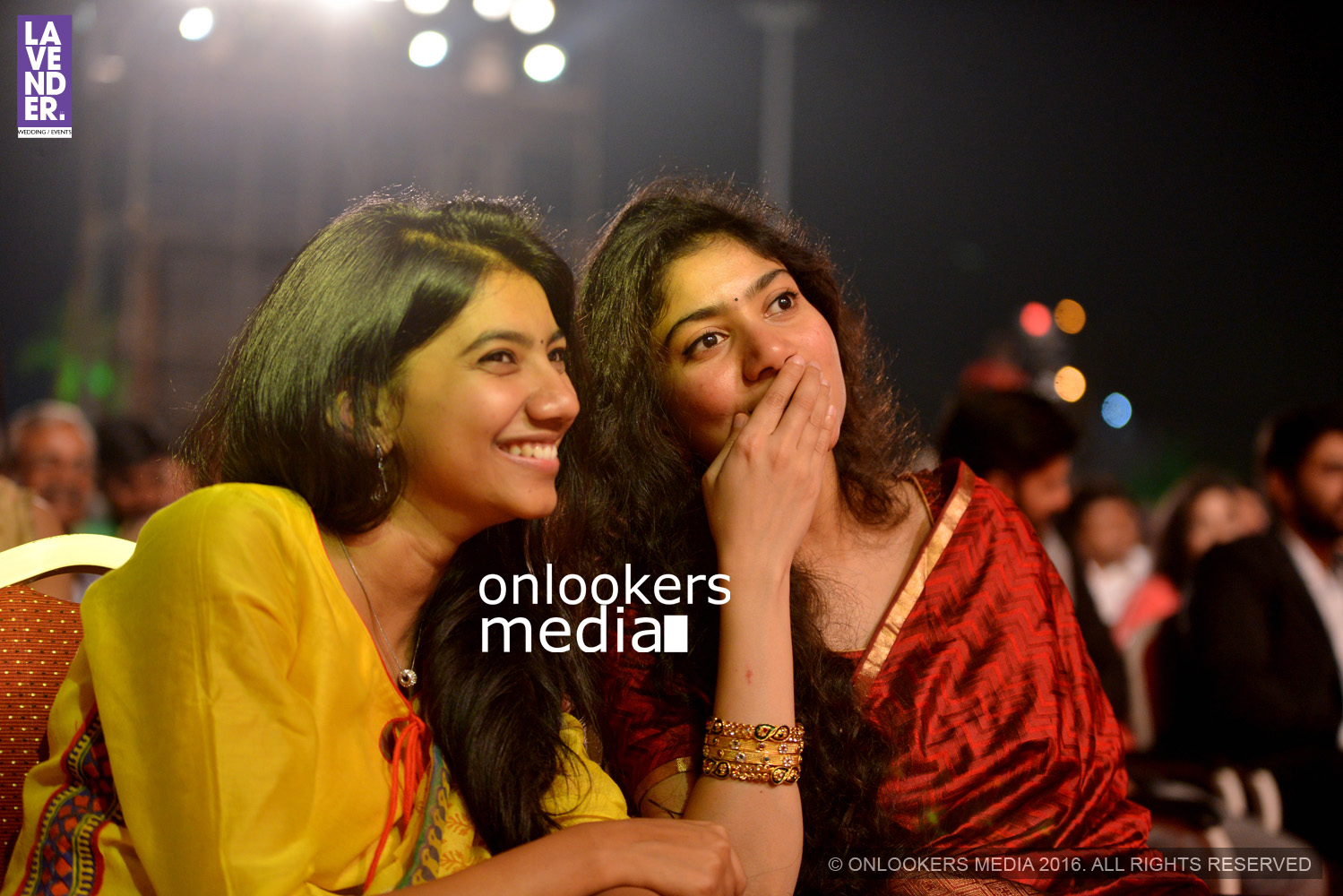 https://onlookersmedia.in/wp-content/uploads/2016/02/Sai-Pallavi-with-sister-Anu-Pallavi-at-Asianet-Film-Award-2016-9.jpg