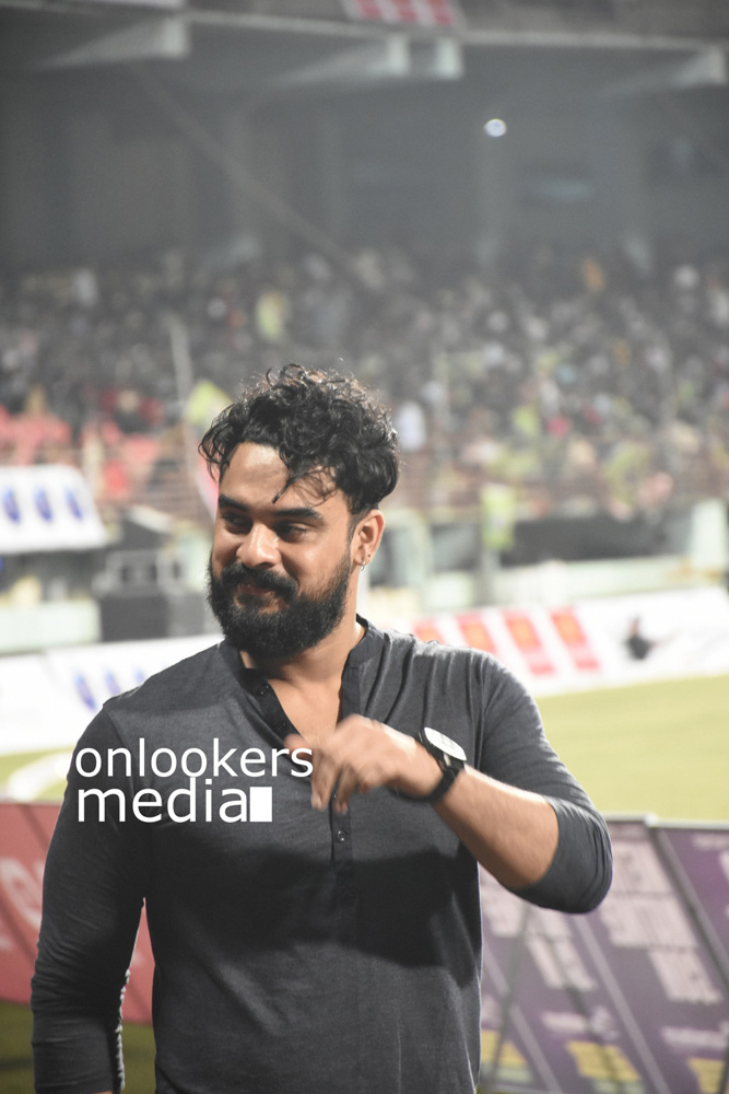 https://onlookersmedia.in/wp-content/uploads/2016/02/Tovino-Thomas-at-CCL-6-18.jpg