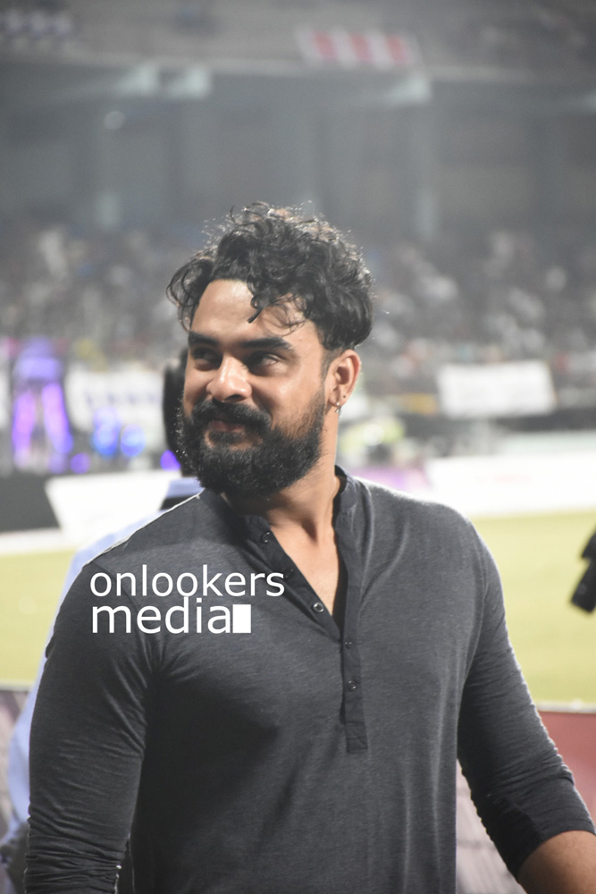 https://onlookersmedia.in/wp-content/uploads/2016/02/Tovino-Thomas-at-CCL-6-19.jpg