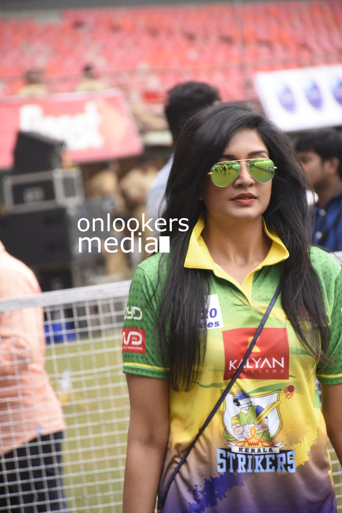 https://onlookersmedia.in/wp-content/uploads/2016/02/Vimala-Raman-at-CCL-6-3.jpg