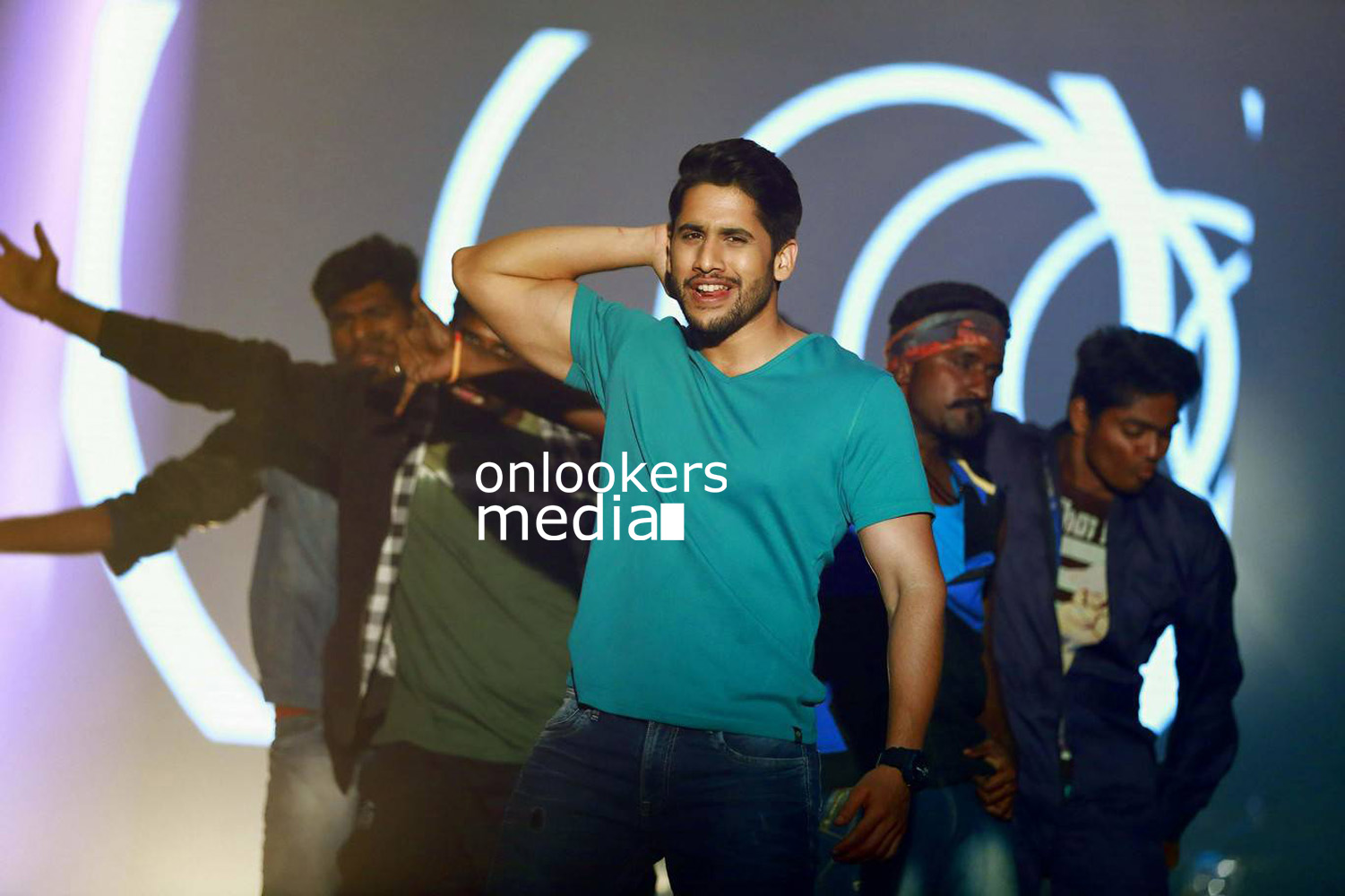 https://onlookersmedia.in/wp-content/uploads/2016/04/Sahasam-Swasaga-Sagipo-Stills-Naga-Chaitanya-Manjima-Mohan-14.jpg