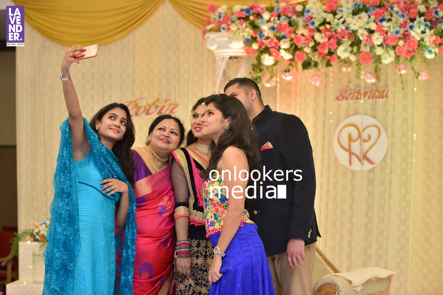 https://onlookersmedia.in/wp-content/uploads/2016/05/Ponnamma-Babu-daughter-Pinky-Alphonsa-wedding-engagement-105.jpg