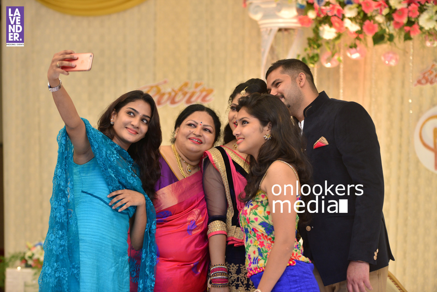 https://onlookersmedia.in/wp-content/uploads/2016/05/Ponnamma-Babu-daughter-Pinky-Alphonsa-wedding-engagement-106.jpg