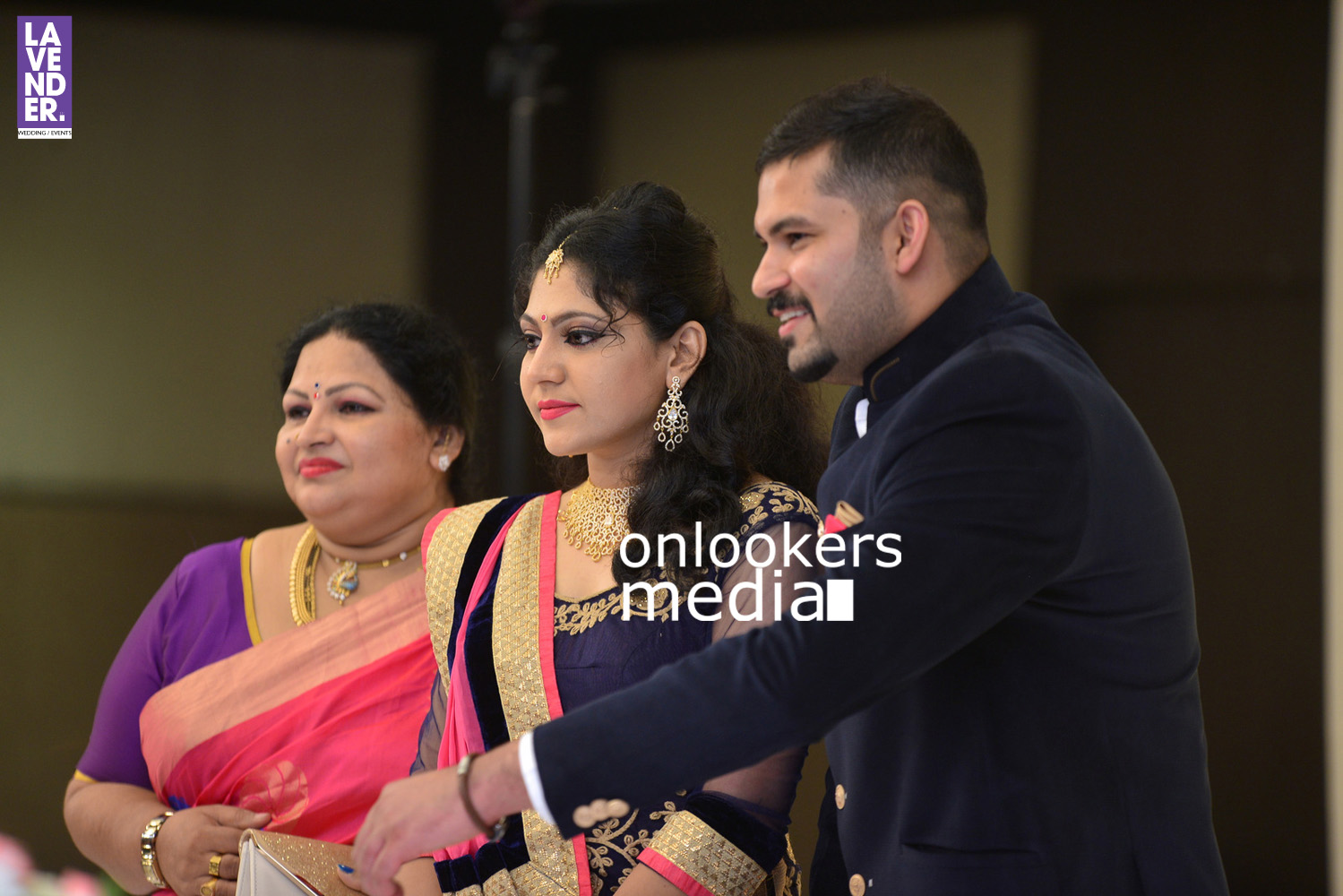 https://onlookersmedia.in/wp-content/uploads/2016/05/Ponnamma-Babu-daughter-Pinky-Alphonsa-wedding-engagement-142.jpg