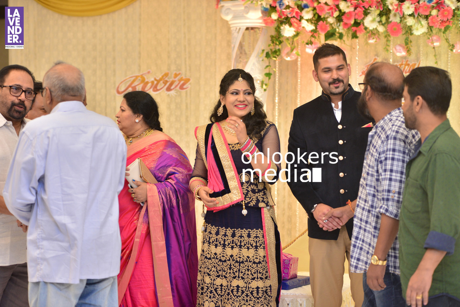https://onlookersmedia.in/wp-content/uploads/2016/05/Ponnamma-Babu-daughter-Pinky-Alphonsa-wedding-engagement-162.jpg