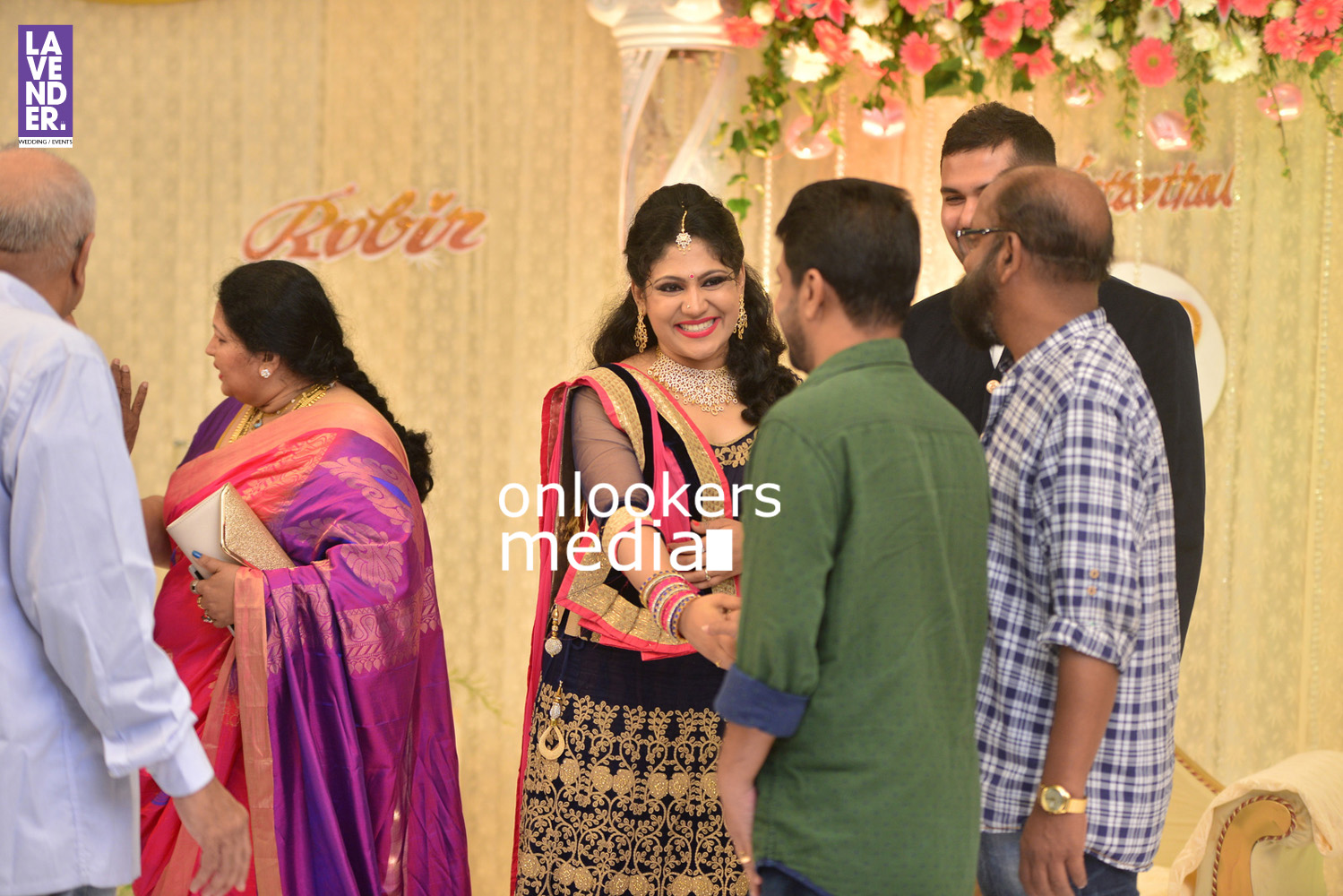 https://onlookersmedia.in/wp-content/uploads/2016/05/Ponnamma-Babu-daughter-Pinky-Alphonsa-wedding-engagement-164.jpg