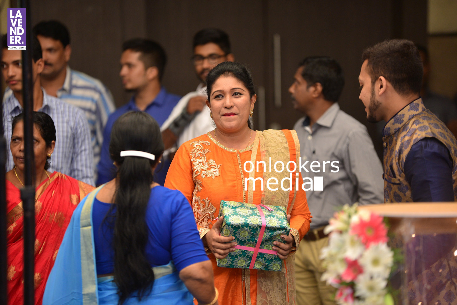 https://onlookersmedia.in/wp-content/uploads/2016/05/Ponnamma-Babu-daughter-Pinky-Alphonsa-wedding-engagement-169.jpg