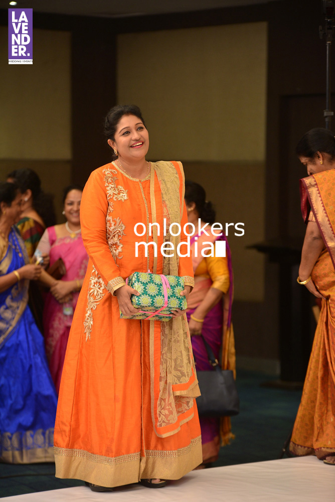 https://onlookersmedia.in/wp-content/uploads/2016/05/Ponnamma-Babu-daughter-Pinky-Alphonsa-wedding-engagement-171.jpg