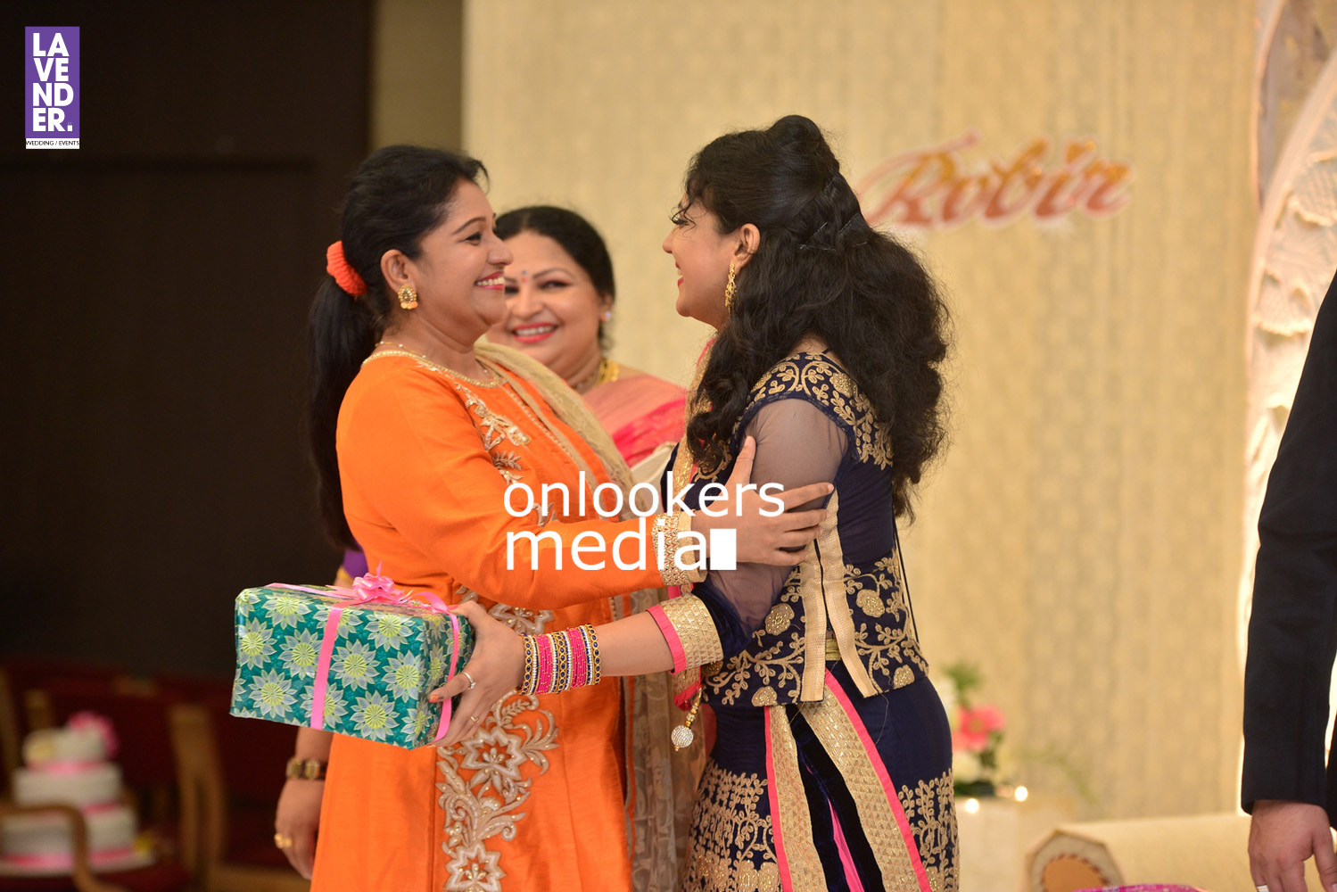 https://onlookersmedia.in/wp-content/uploads/2016/05/Ponnamma-Babu-daughter-Pinky-Alphonsa-wedding-engagement-172.jpg