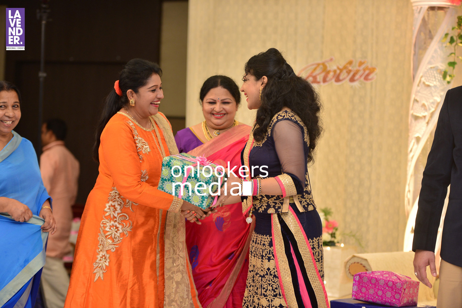 https://onlookersmedia.in/wp-content/uploads/2016/05/Ponnamma-Babu-daughter-Pinky-Alphonsa-wedding-engagement-173.jpg