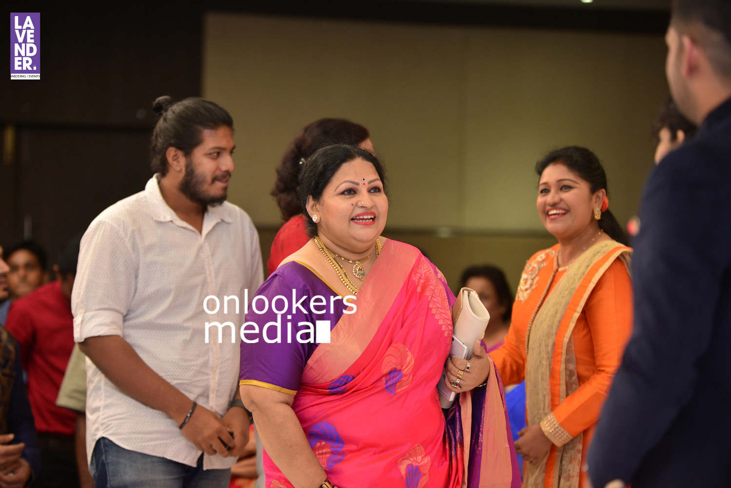 https://onlookersmedia.in/wp-content/uploads/2016/05/Ponnamma-Babu-daughter-Pinky-Alphonsa-wedding-engagement-175.jpg