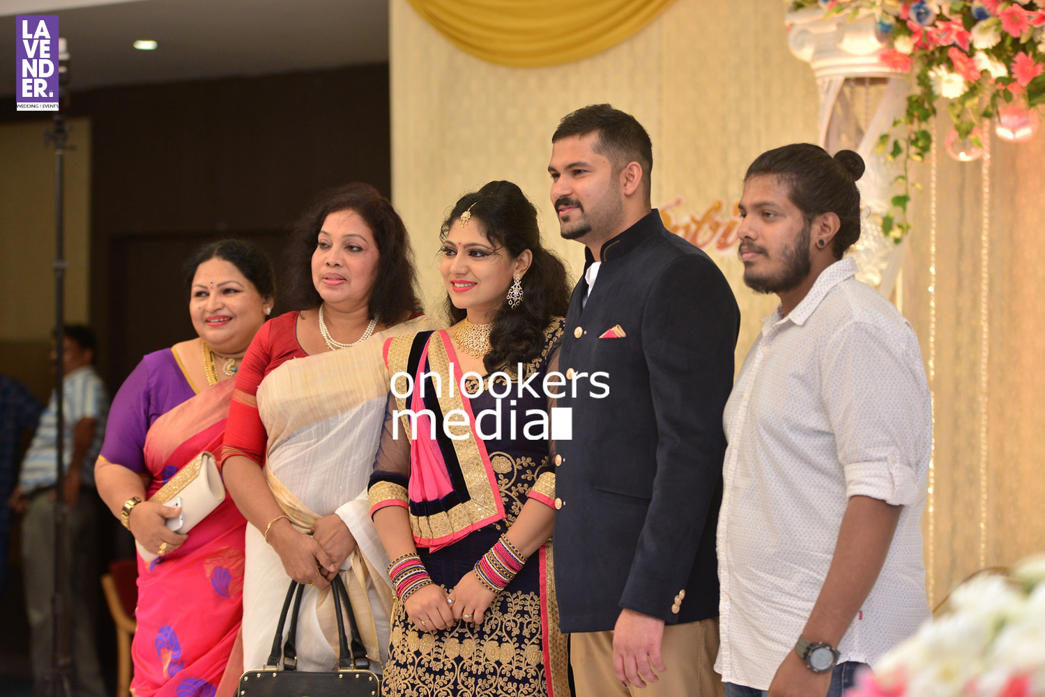 https://onlookersmedia.in/wp-content/uploads/2016/05/Ponnamma-Babu-daughter-Pinky-Alphonsa-wedding-engagement-177.jpg