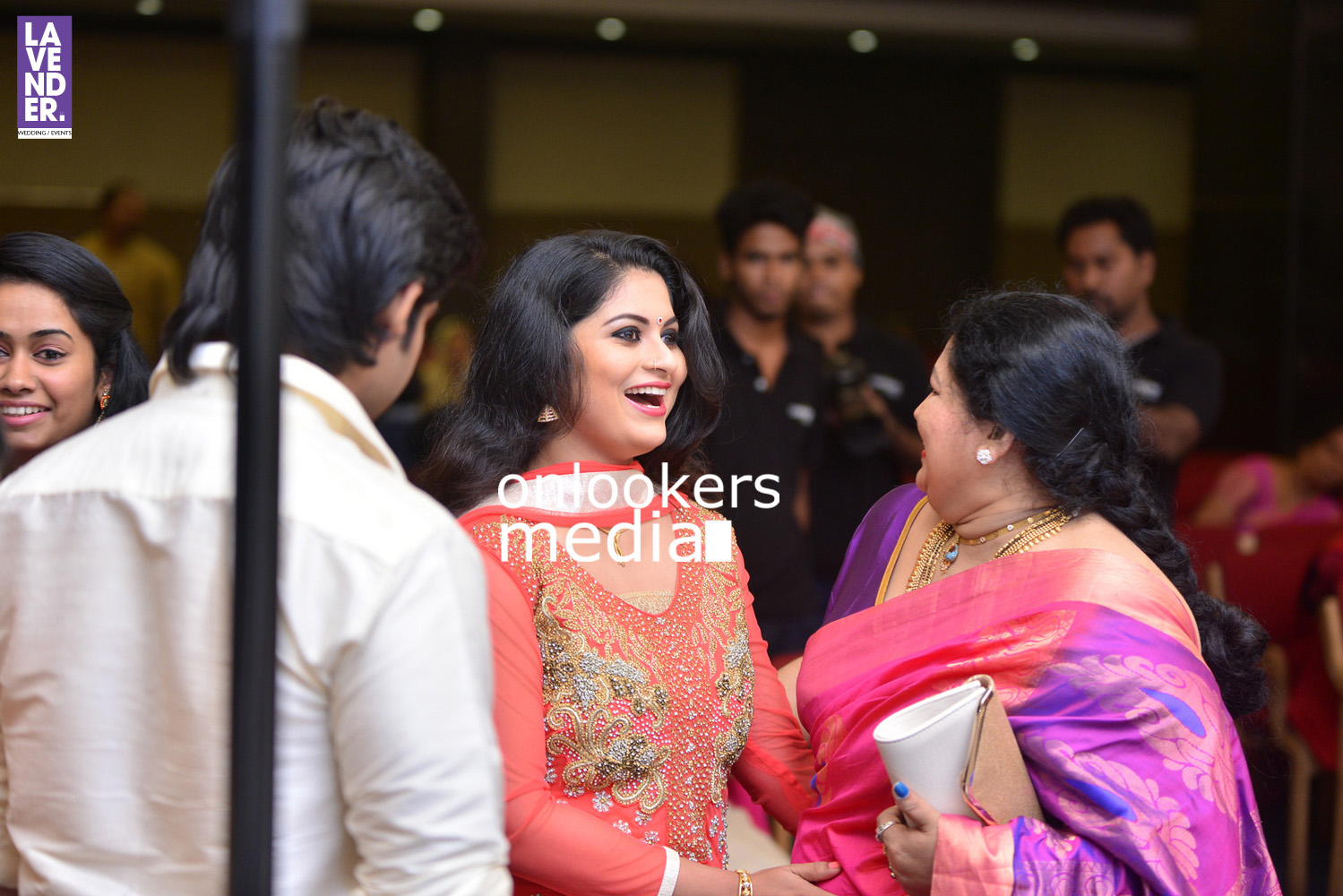https://onlookersmedia.in/wp-content/uploads/2016/05/Ponnamma-Babu-daughter-Pinky-Alphonsa-wedding-engagement-179.jpg