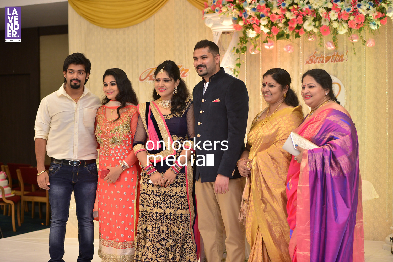 https://onlookersmedia.in/wp-content/uploads/2016/05/Ponnamma-Babu-daughter-Pinky-Alphonsa-wedding-engagement-184.jpg