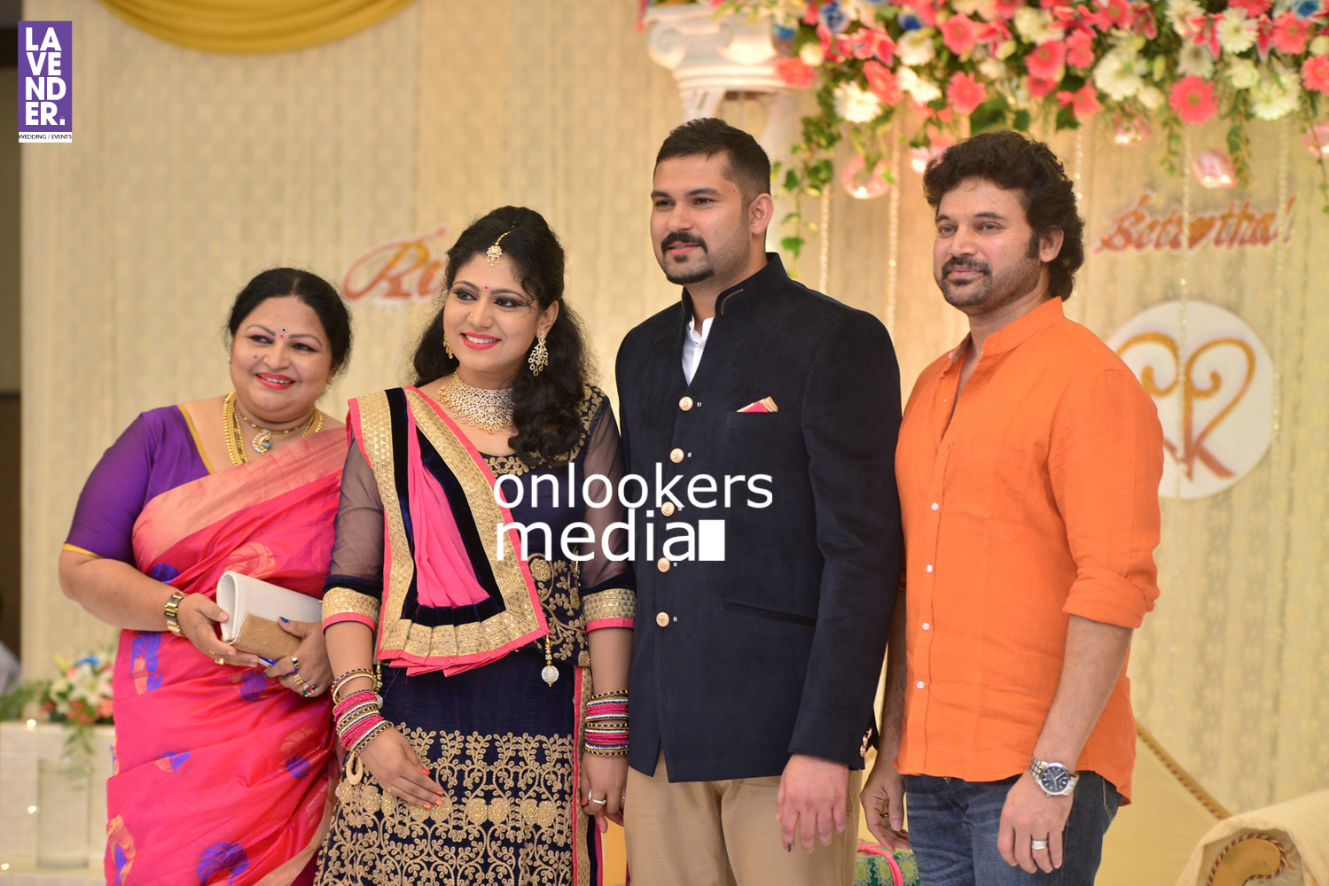 https://onlookersmedia.in/wp-content/uploads/2016/05/Ponnamma-Babu-daughter-Pinky-Alphonsa-wedding-engagement-194.jpg