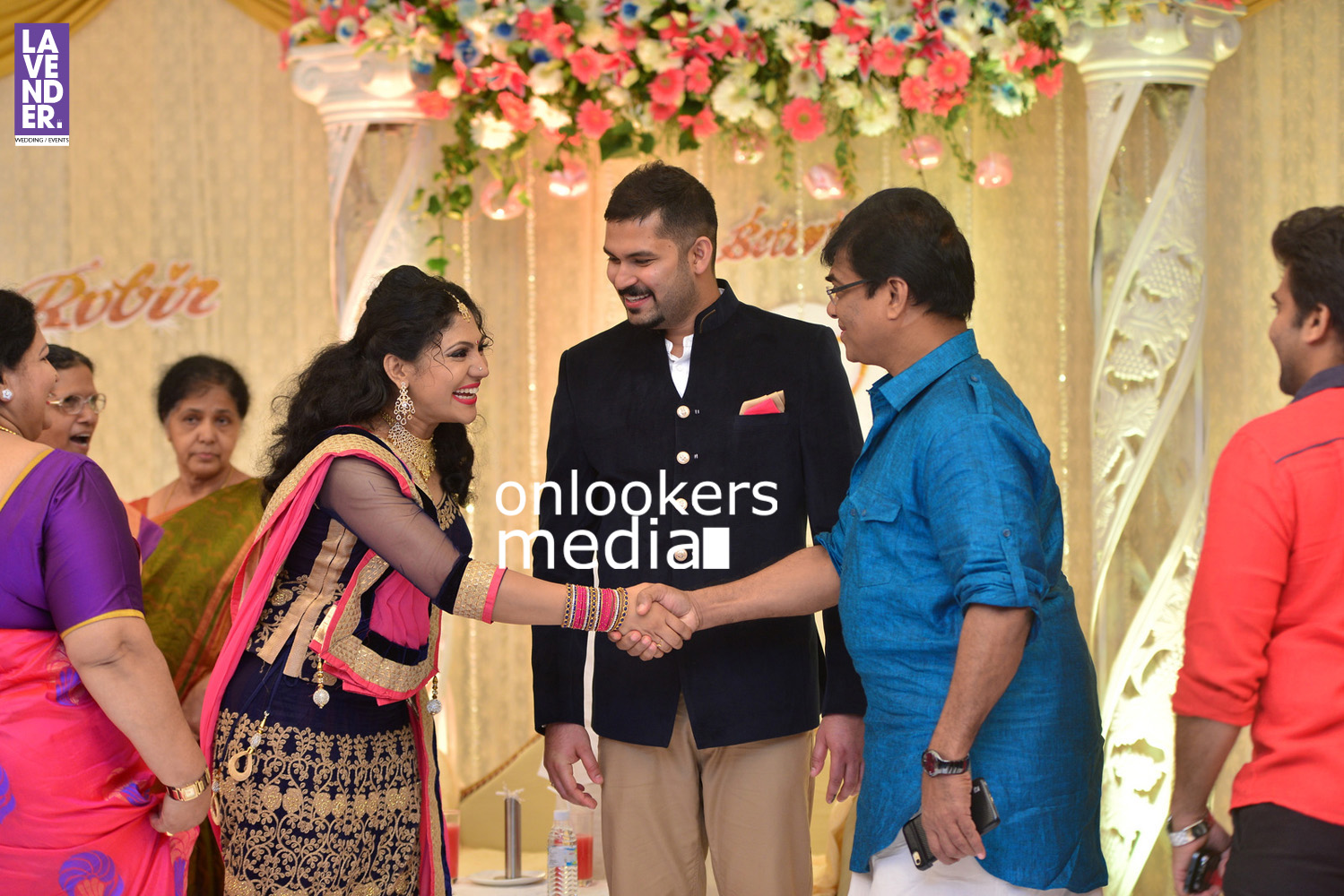 https://onlookersmedia.in/wp-content/uploads/2016/05/Ponnamma-Babu-daughter-Pinky-Alphonsa-wedding-engagement-219.jpg