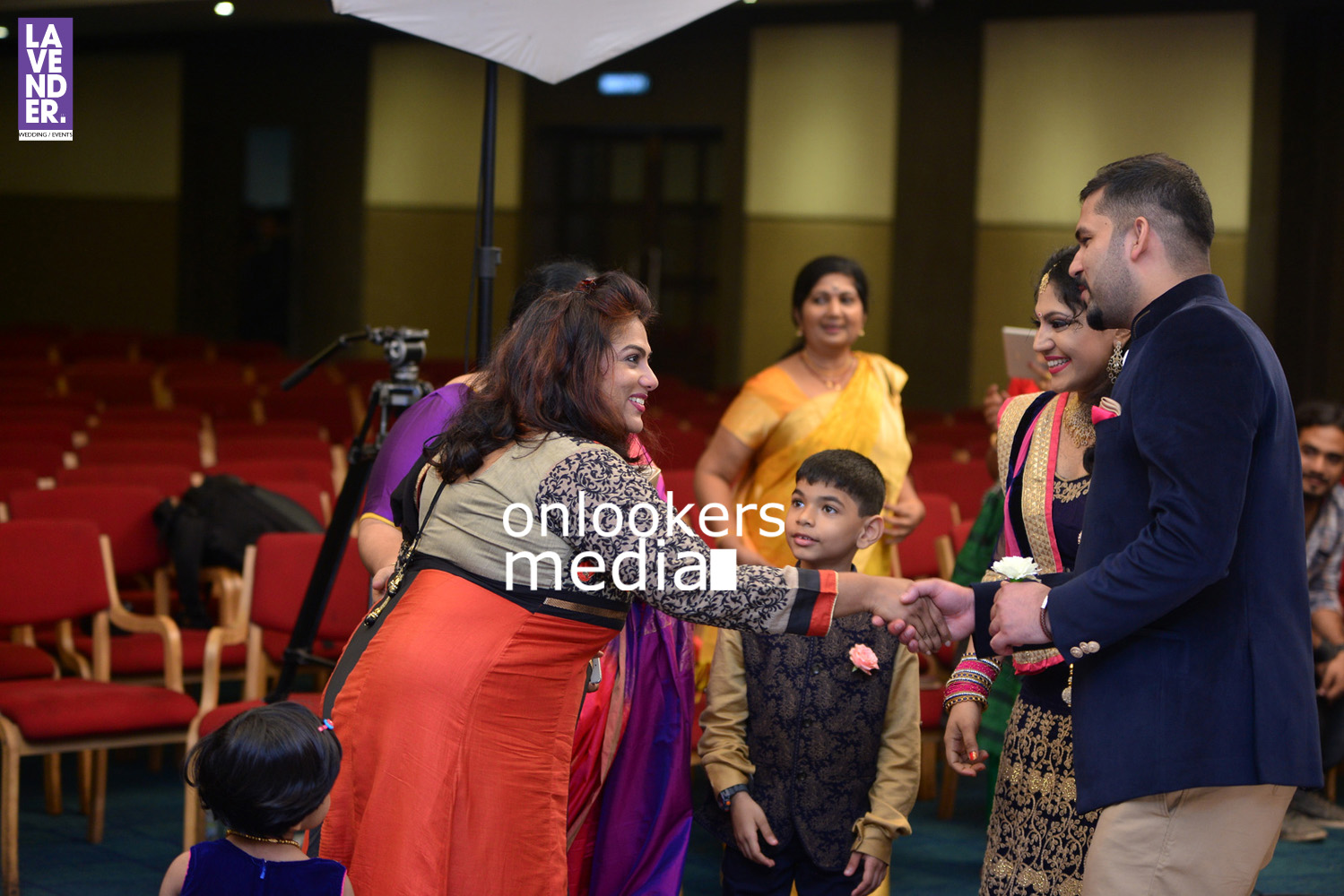 https://onlookersmedia.in/wp-content/uploads/2016/05/Ponnamma-Babu-daughter-Pinky-Alphonsa-wedding-engagement-227.jpg