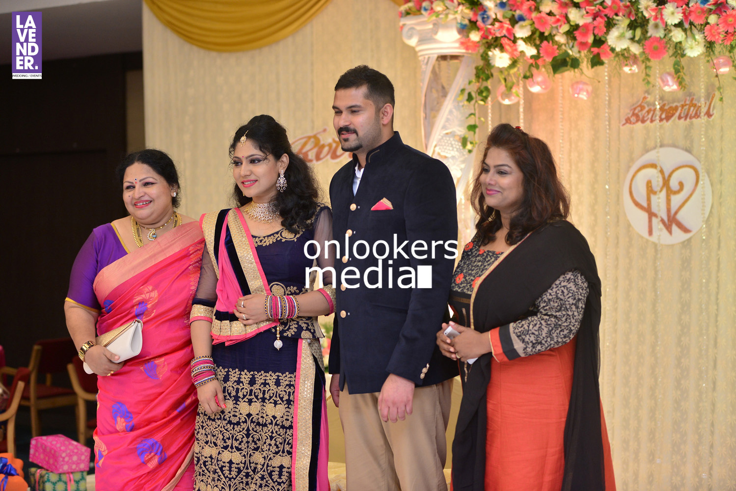 https://onlookersmedia.in/wp-content/uploads/2016/05/Ponnamma-Babu-daughter-Pinky-Alphonsa-wedding-engagement-230.jpg