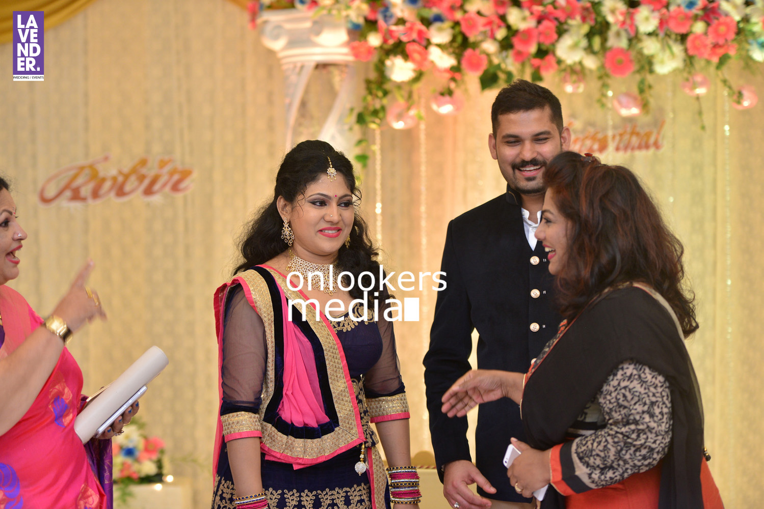 https://onlookersmedia.in/wp-content/uploads/2016/05/Ponnamma-Babu-daughter-Pinky-Alphonsa-wedding-engagement-232.jpg