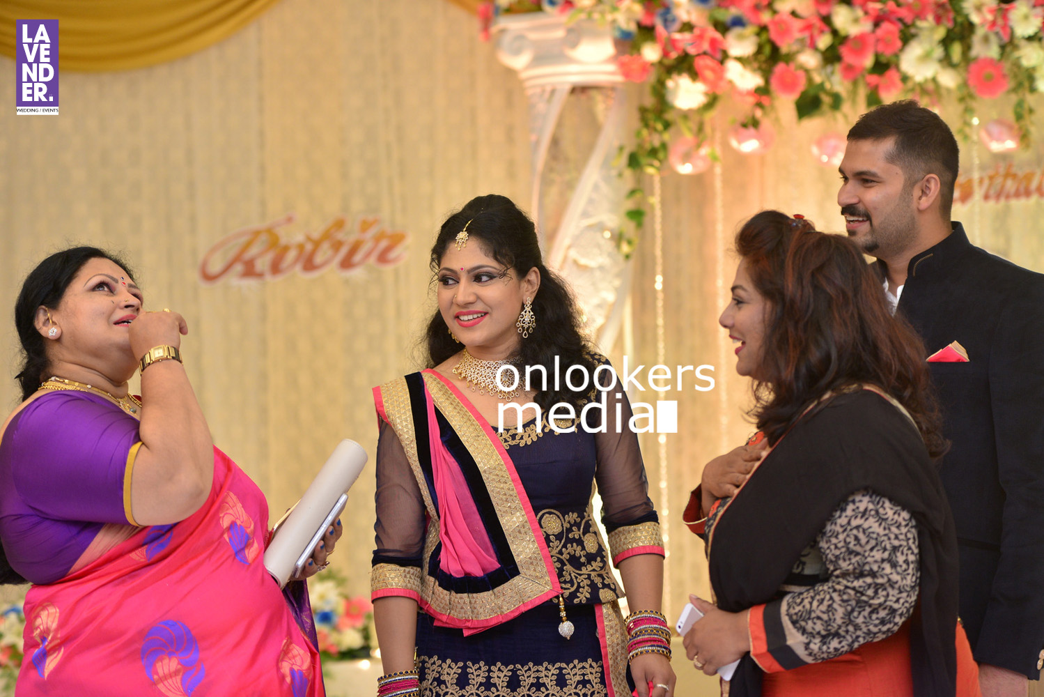 https://onlookersmedia.in/wp-content/uploads/2016/05/Ponnamma-Babu-daughter-Pinky-Alphonsa-wedding-engagement-233.jpg