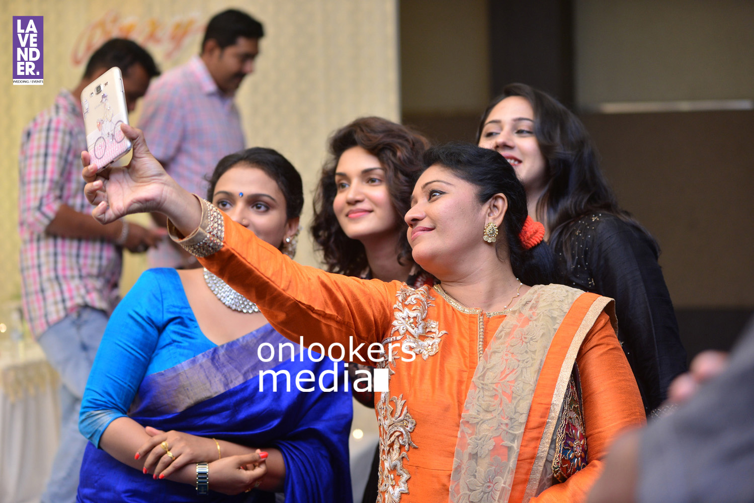https://onlookersmedia.in/wp-content/uploads/2016/05/Ponnamma-Babu-daughter-Pinky-Alphonsa-wedding-engagement-238.jpg