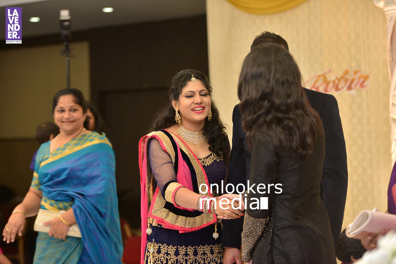 https://onlookersmedia.in/wp-content/uploads/2016/05/Ponnamma-Babu-daughter-Pinky-Alphonsa-wedding-engagement-95.jpg