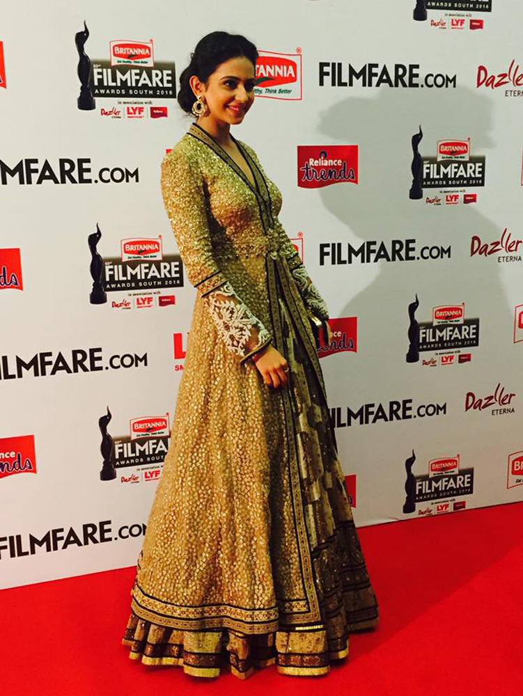 https://onlookersmedia.in/wp-content/uploads/2016/06/Filmfare-awards-2016-stills-photos-21.jpg