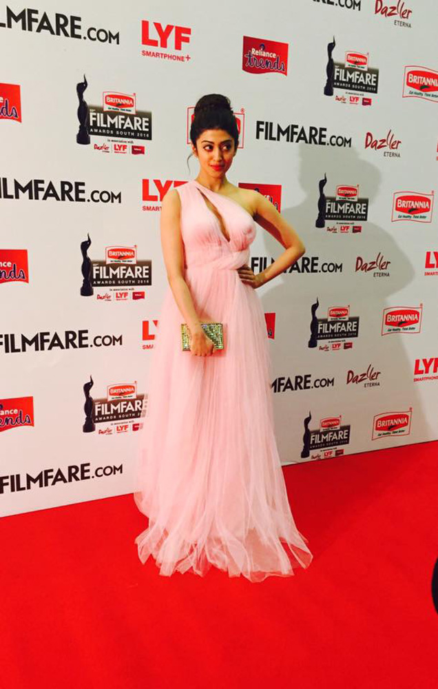 https://onlookersmedia.in/wp-content/uploads/2016/06/Filmfare-awards-2016-stills-photos-47.jpg