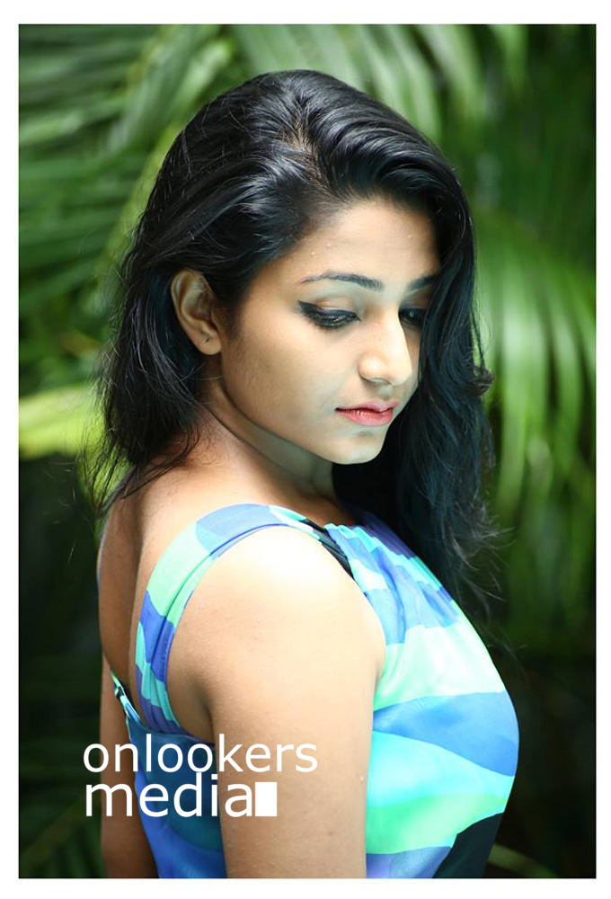 http://onlookersmedia.in/wp-content/uploads/2016/07/Anuraga-Karikkin-Vellam-actress-Rajisha-Vijayan-stills-photos-1.jpg