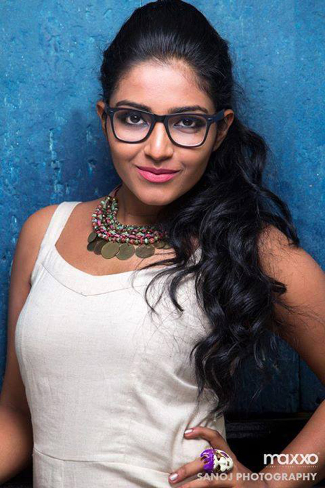 http://onlookersmedia.in/wp-content/uploads/2016/07/Anuraga-Karikkin-Vellam-actress-Rajisha-Vijayan-stills-photos-10.jpg