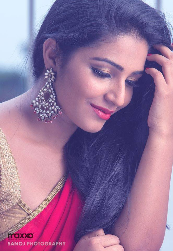 http://onlookersmedia.in/wp-content/uploads/2016/07/Anuraga-Karikkin-Vellam-actress-Rajisha-Vijayan-stills-photos-11.jpg