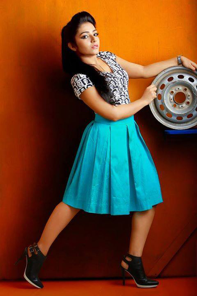 http://onlookersmedia.in/wp-content/uploads/2016/07/Anuraga-Karikkin-Vellam-actress-Rajisha-Vijayan-stills-photos-19.jpg