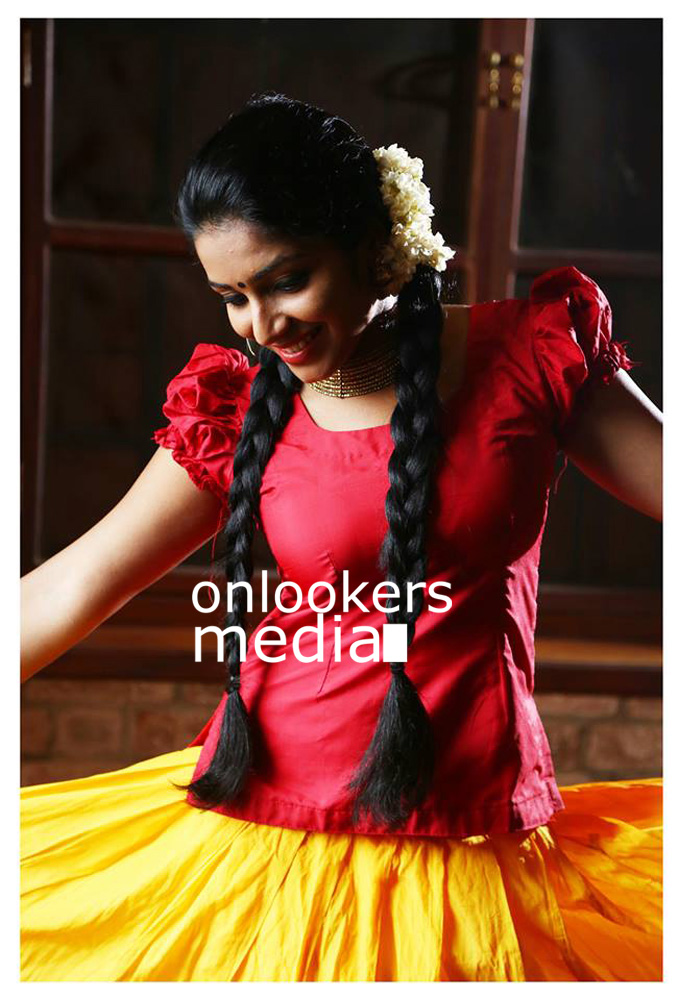 http://onlookersmedia.in/wp-content/uploads/2016/07/Anuraga-Karikkin-Vellam-actress-Rajisha-Vijayan-stills-photos-28.jpg