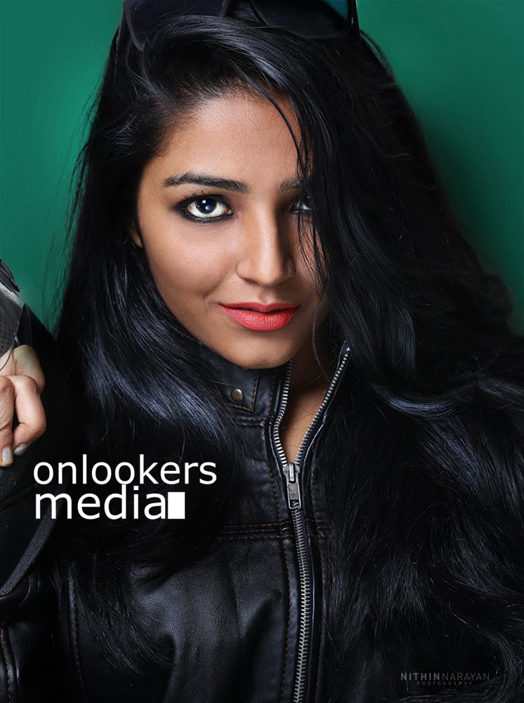 http://onlookersmedia.in/wp-content/uploads/2016/07/Anuraga-Karikkin-Vellam-actress-Rajisha-Vijayan-stills-photos-3.jpg