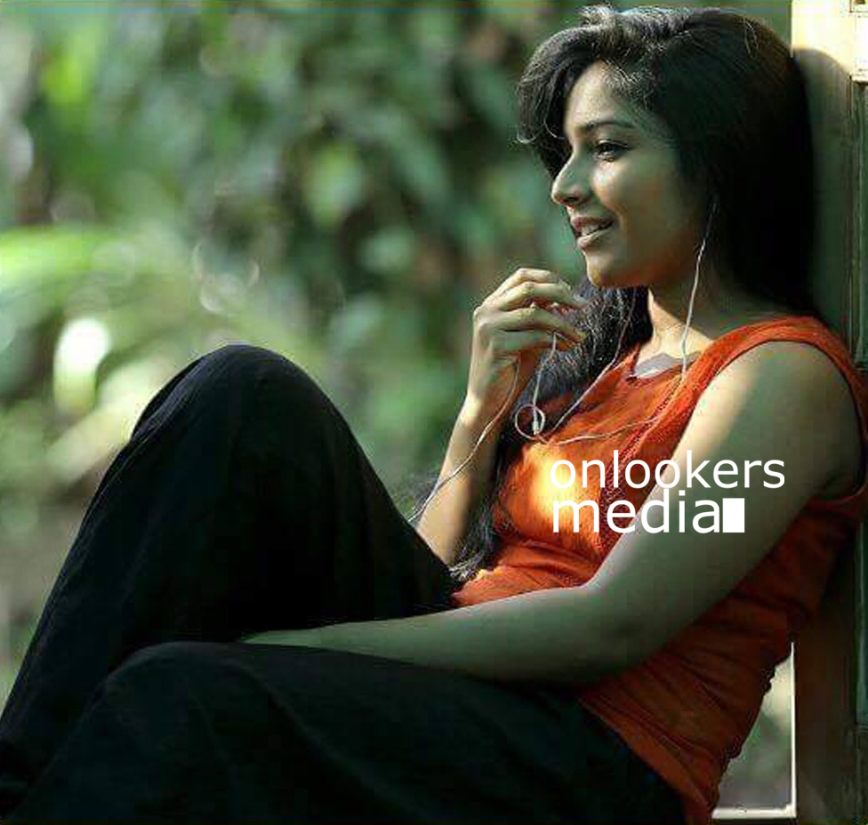 http://onlookersmedia.in/wp-content/uploads/2016/07/Anuraga-Karikkin-Vellam-actress-Rajisha-Vijayan-stills-photos-38.jpg