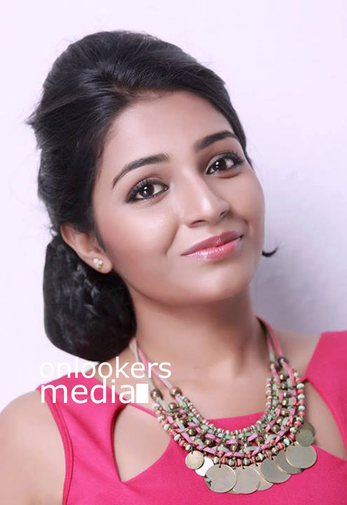http://onlookersmedia.in/wp-content/uploads/2016/07/Anuraga-Karikkin-Vellam-actress-Rajisha-Vijayan-stills-photos-9.jpg