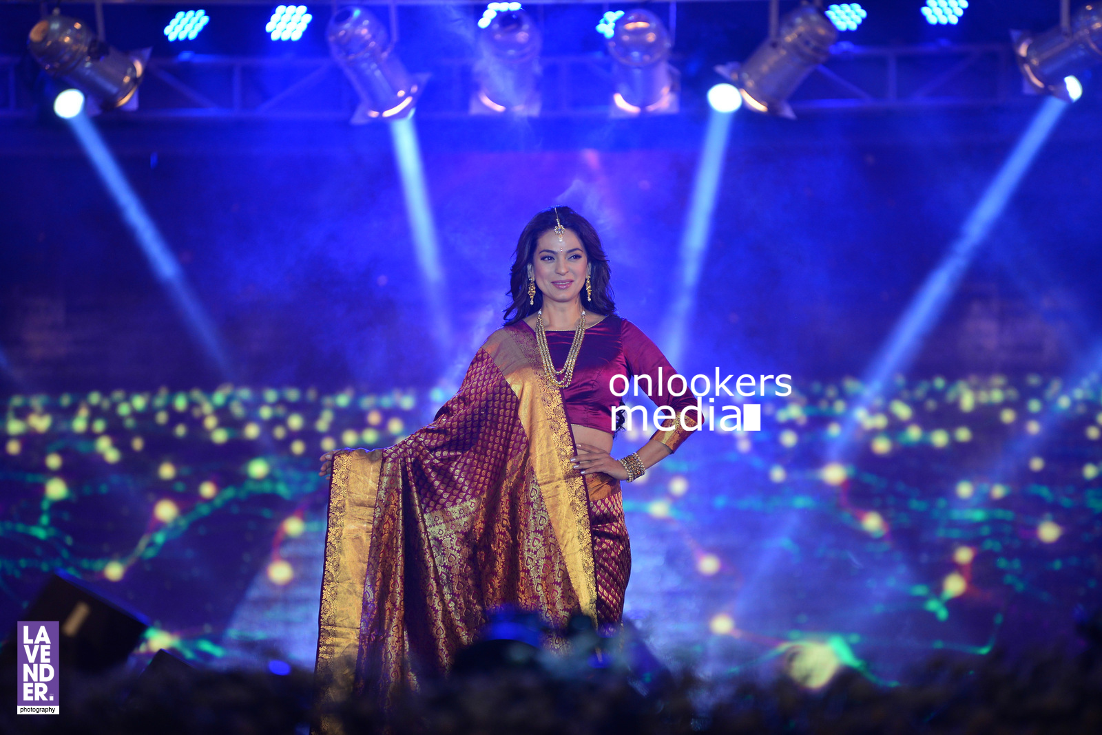 https://onlookersmedia.in/wp-content/uploads/2016/07/Juhi-Chawla-Saptamukhi-2016-Mahalekshmi-Silks-fashion-show-12.jpg