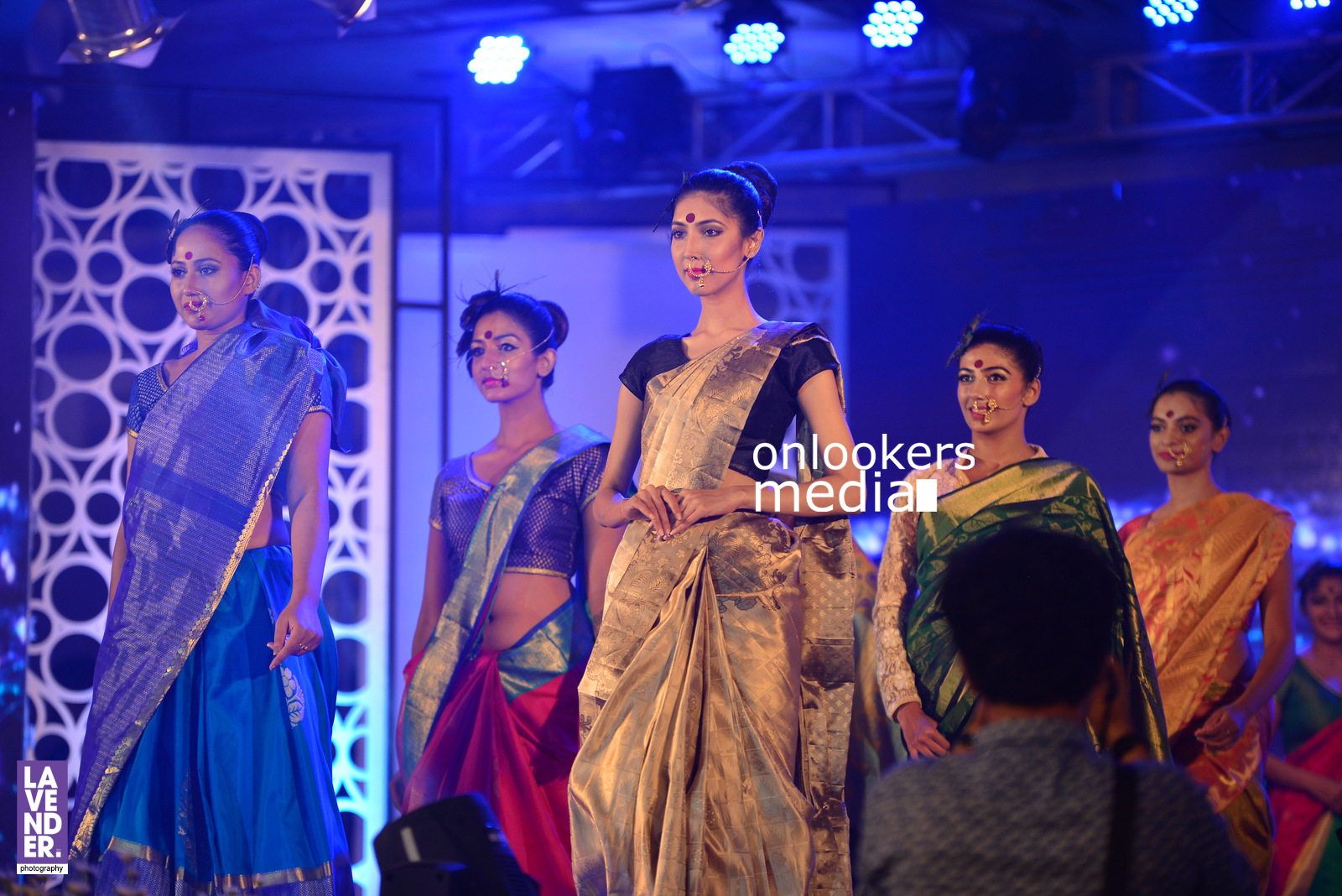 https://onlookersmedia.in/wp-content/uploads/2016/07/Juhi-Chawla-Saptamukhi-2016-Mahalekshmi-Silks-fashion-show-15.jpg