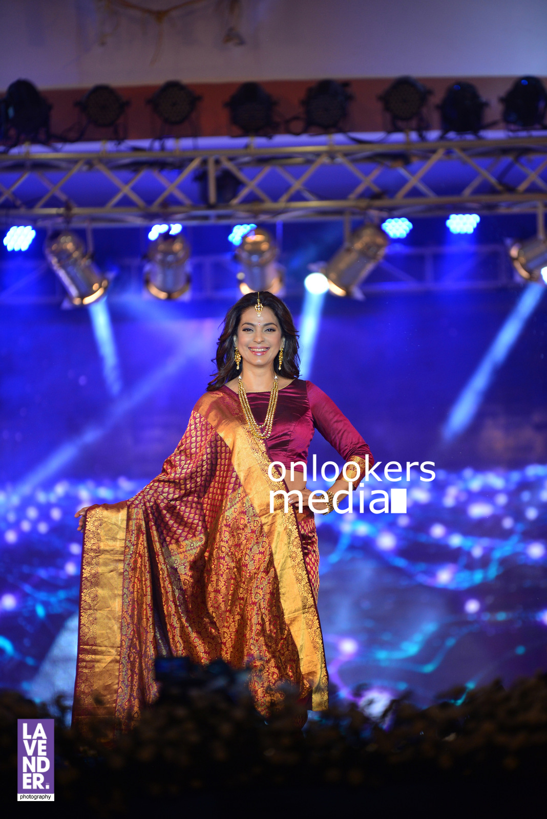 https://onlookersmedia.in/wp-content/uploads/2016/07/Juhi-Chawla-Saptamukhi-2016-Mahalekshmi-Silks-fashion-show-2.jpg
