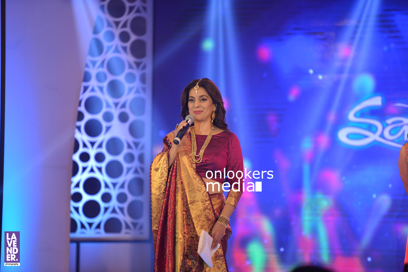https://onlookersmedia.in/wp-content/uploads/2016/07/Juhi-Chawla-Saptamukhi-2016-Mahalekshmi-Silks-fashion-show-21.jpg