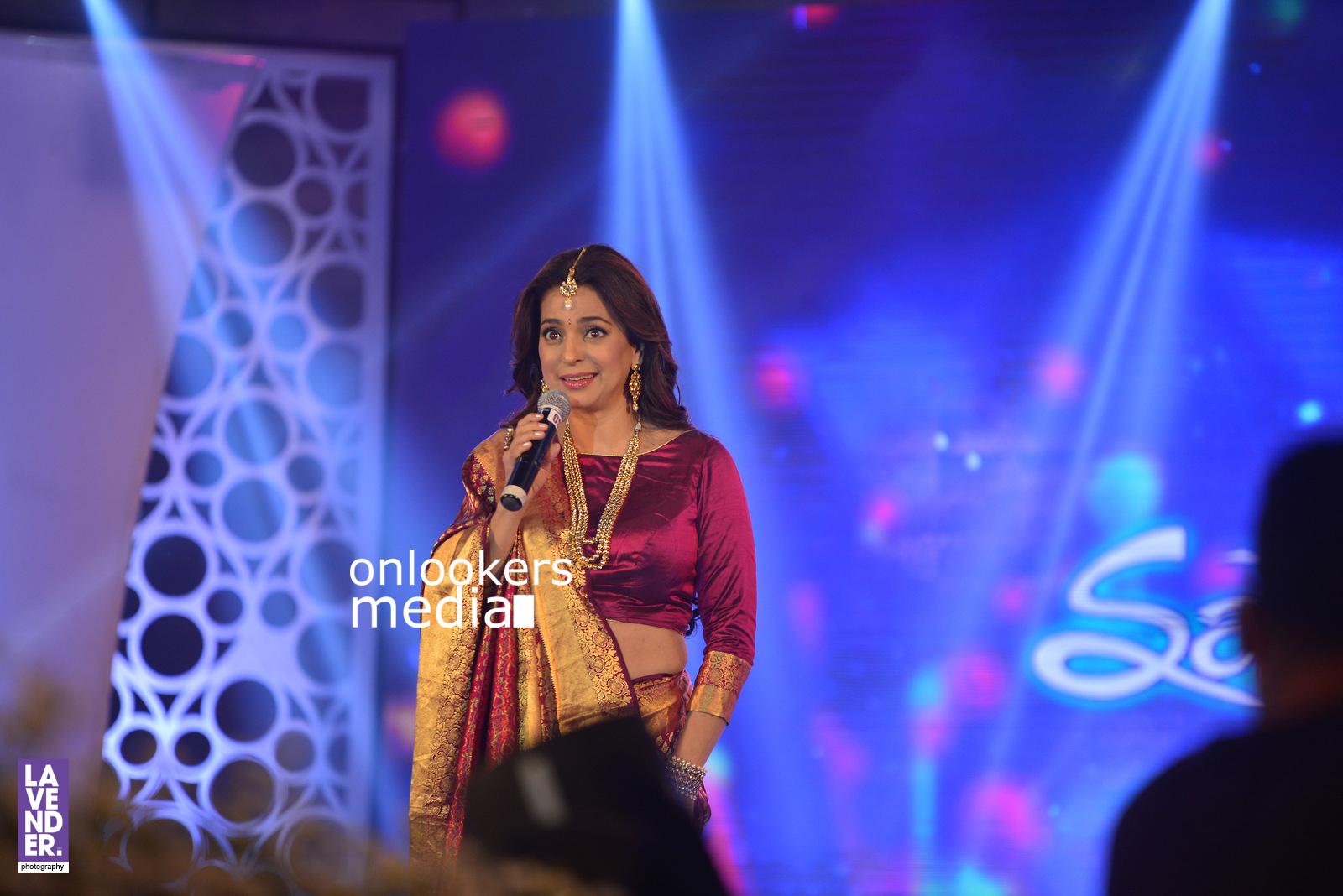https://onlookersmedia.in/wp-content/uploads/2016/07/Juhi-Chawla-Saptamukhi-2016-Mahalekshmi-Silks-fashion-show-22.jpg