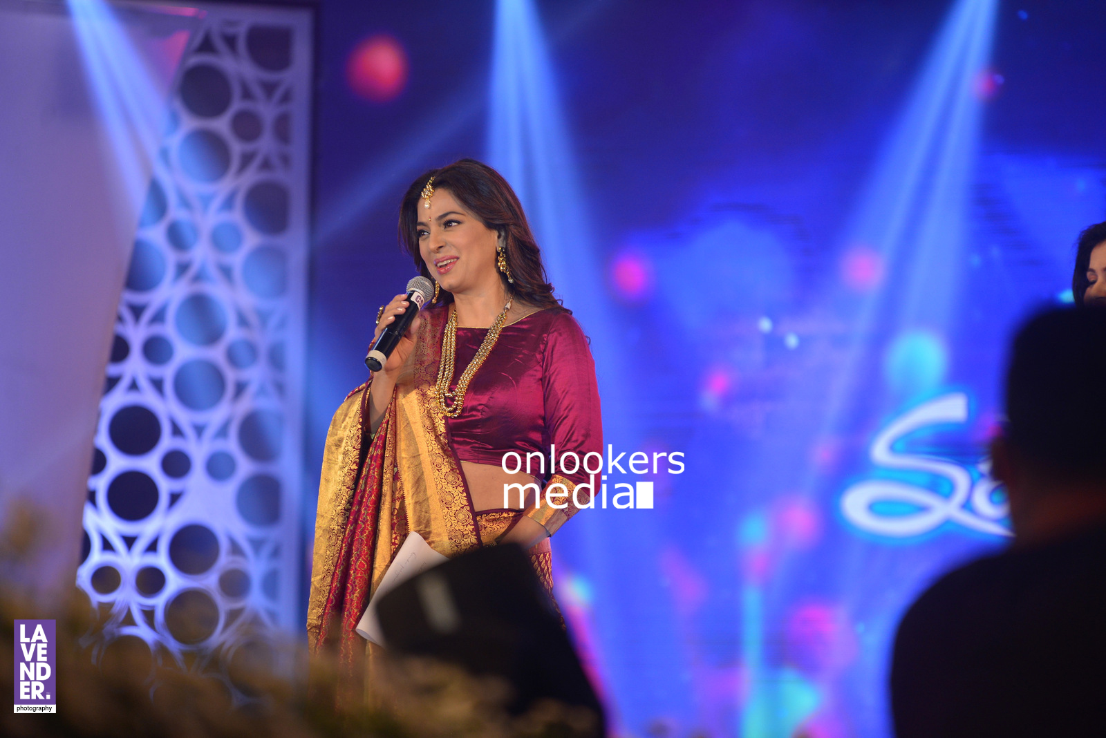 https://onlookersmedia.in/wp-content/uploads/2016/07/Juhi-Chawla-Saptamukhi-2016-Mahalekshmi-Silks-fashion-show-23.jpg