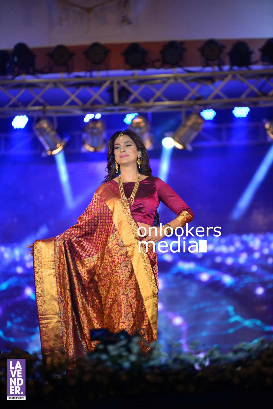 https://onlookersmedia.in/wp-content/uploads/2016/07/Juhi-Chawla-Saptamukhi-2016-Mahalekshmi-Silks-fashion-show-3.jpg