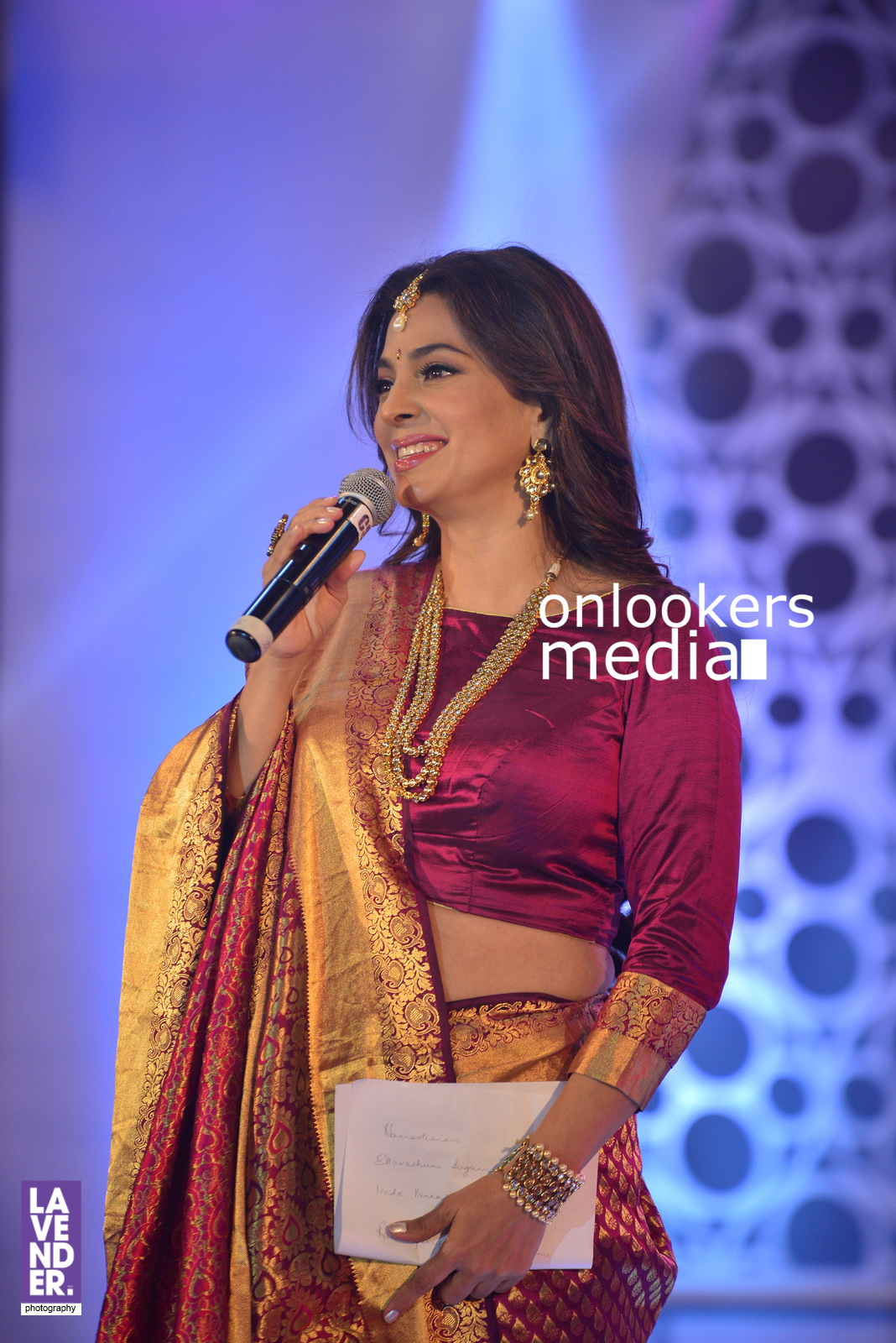 https://onlookersmedia.in/wp-content/uploads/2016/07/Juhi-Chawla-Saptamukhi-2016-Mahalekshmi-Silks-fashion-show-30.jpg
