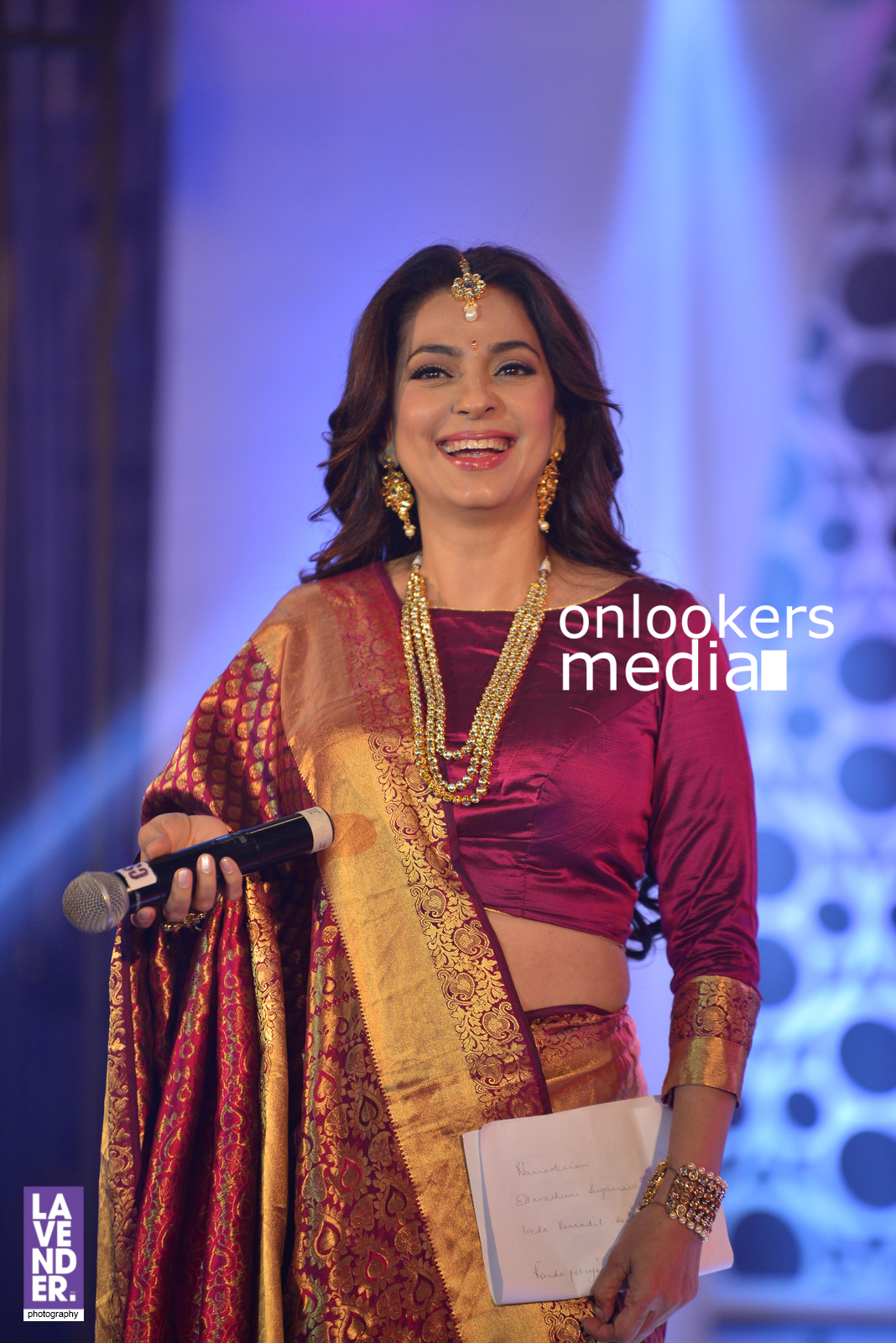 https://onlookersmedia.in/wp-content/uploads/2016/07/Juhi-Chawla-Saptamukhi-2016-Mahalekshmi-Silks-fashion-show-32.jpg